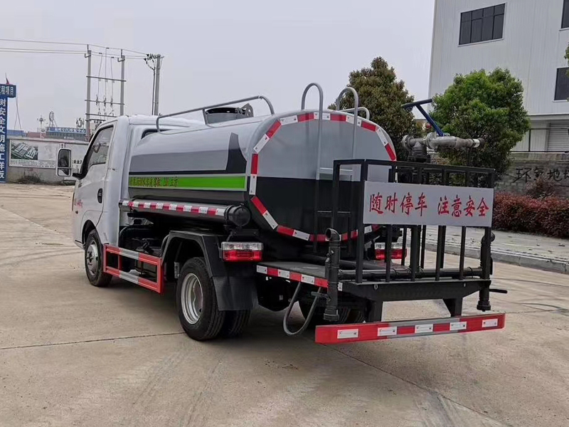 东风途逸3吨洒水车